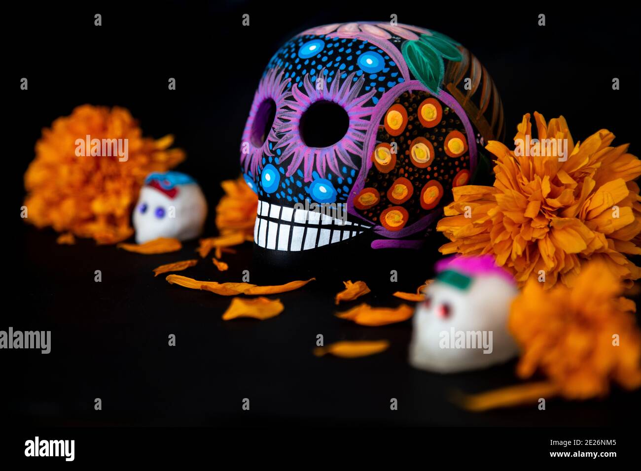 Teschi colorati e fiori di cempasuchil (per il giorno dei morti, Messico) Foto Stock