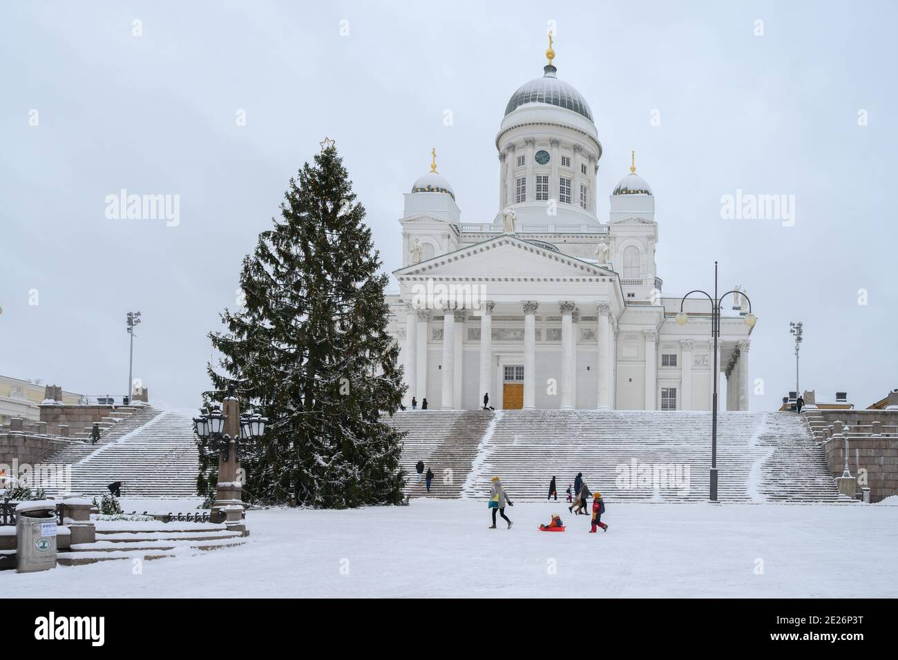 Helsinki, Finlandia: La gente apprezza la neve in Piazza del Senato durante la tempesta Toini. Foto Stock