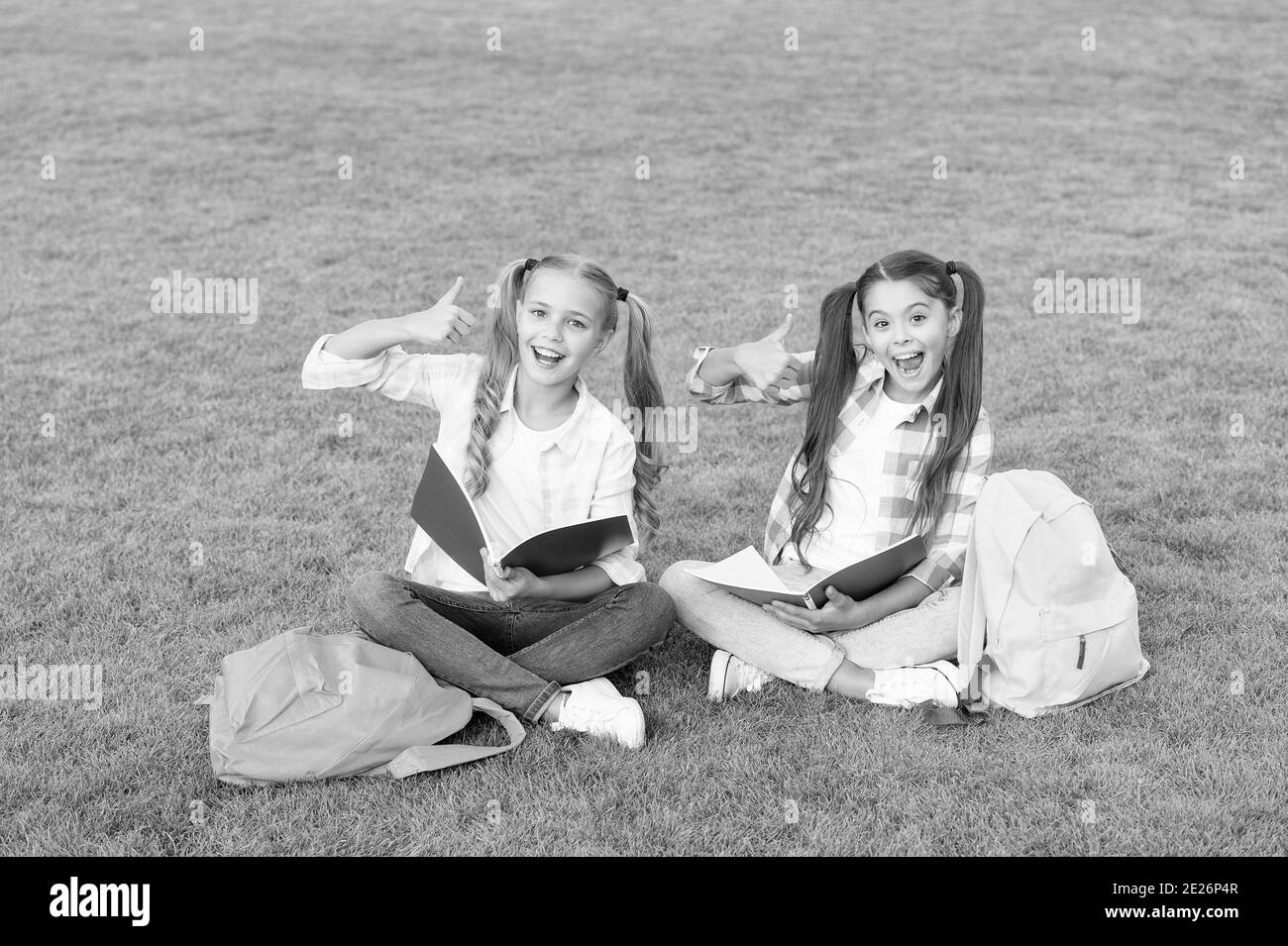 riposarsi dopo la scuola. periodo di festa di primavera. amici migliori per sempre. superare l'esame con successo. sorelle divertenti e felici mostrano il pollice in su. scrivere diario di ragazza. ricordi d'infanzia. Foto Stock