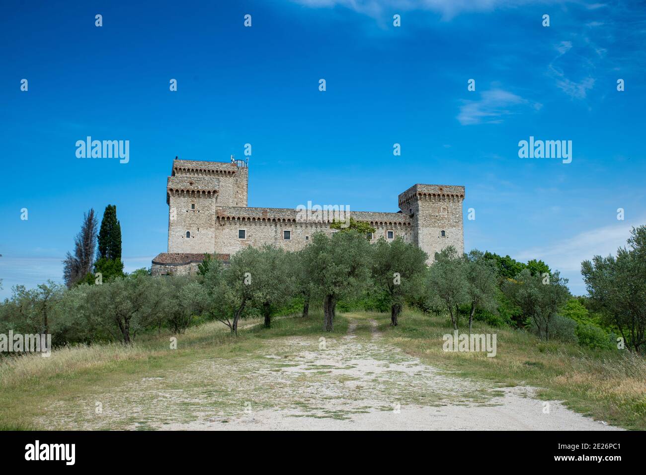 narni, italia maggio 23 2020: fortezza di albornoz sulla collina sopra narni con vista panoramica sul bacino di ternana Foto Stock