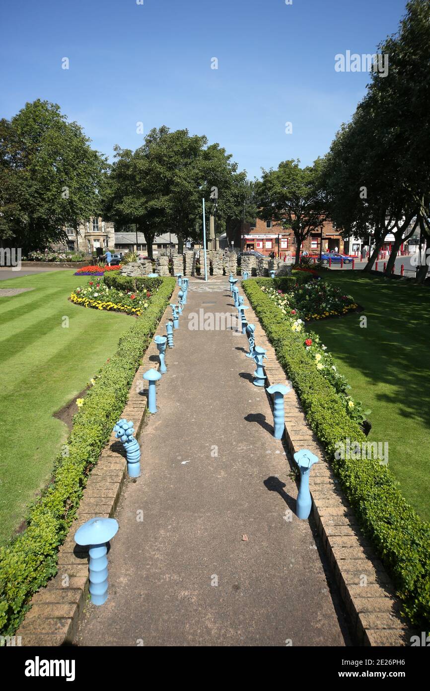 Prestwick Cross, Prestwick , Ayrshire, Scozia. REGNO UNITO. L'insolita meridiana mostra dalle 4:00 alle 20:00 in orario. I segnaora sono su colonne costruite in pietra con motivi che denotano gli interessi locali. Grande gnomone trafitto con elaborati simboli di sole, luna, stelle e zodiaco. La piastra è di concre &tegole, facendo una mappa approssimativa del Firth di Clyde, con l'Isola di Arran, e alcune strade sulla terraferma. La meridiana è stata concepita e progettata da studenti d'Arte della Prestwick Academy con l'assistenza di membri del Dipartimento d'Arte, che hanno lavorato in collaborazione con l'artista Elspeh Bennie di Balfron. Foto Stock