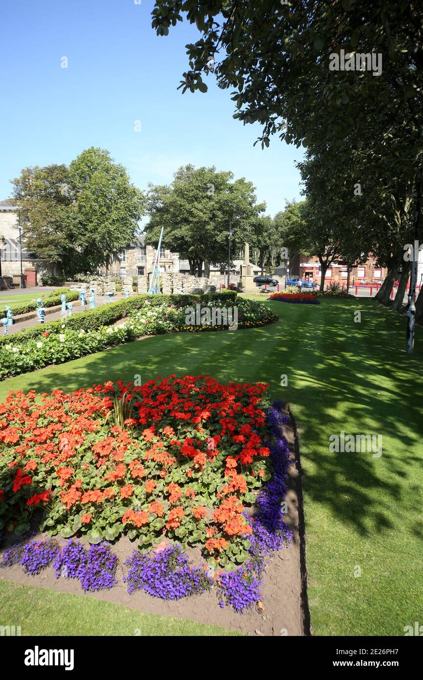 Prestwick Cross, Prestwick , Ayrshire, Scozia. REGNO UNITO. L'insolita meridiana mostra dalle 4:00 alle 20:00 in orario. I segnaora sono su colonne costruite in pietra con motivi che denotano gli interessi locali. Grande gnomone trafitto con elaborati simboli di sole, luna, stelle e zodiaco. La piastra è di concre &tegole, facendo una mappa approssimativa del Firth di Clyde, con l'Isola di Arran, e alcune strade sulla terraferma. La meridiana è stata concepita e progettata da studenti d'Arte della Prestwick Academy con l'assistenza di membri del Dipartimento d'Arte, che hanno lavorato in collaborazione con l'artista Elspeh Bennie di Balfron. Foto Stock