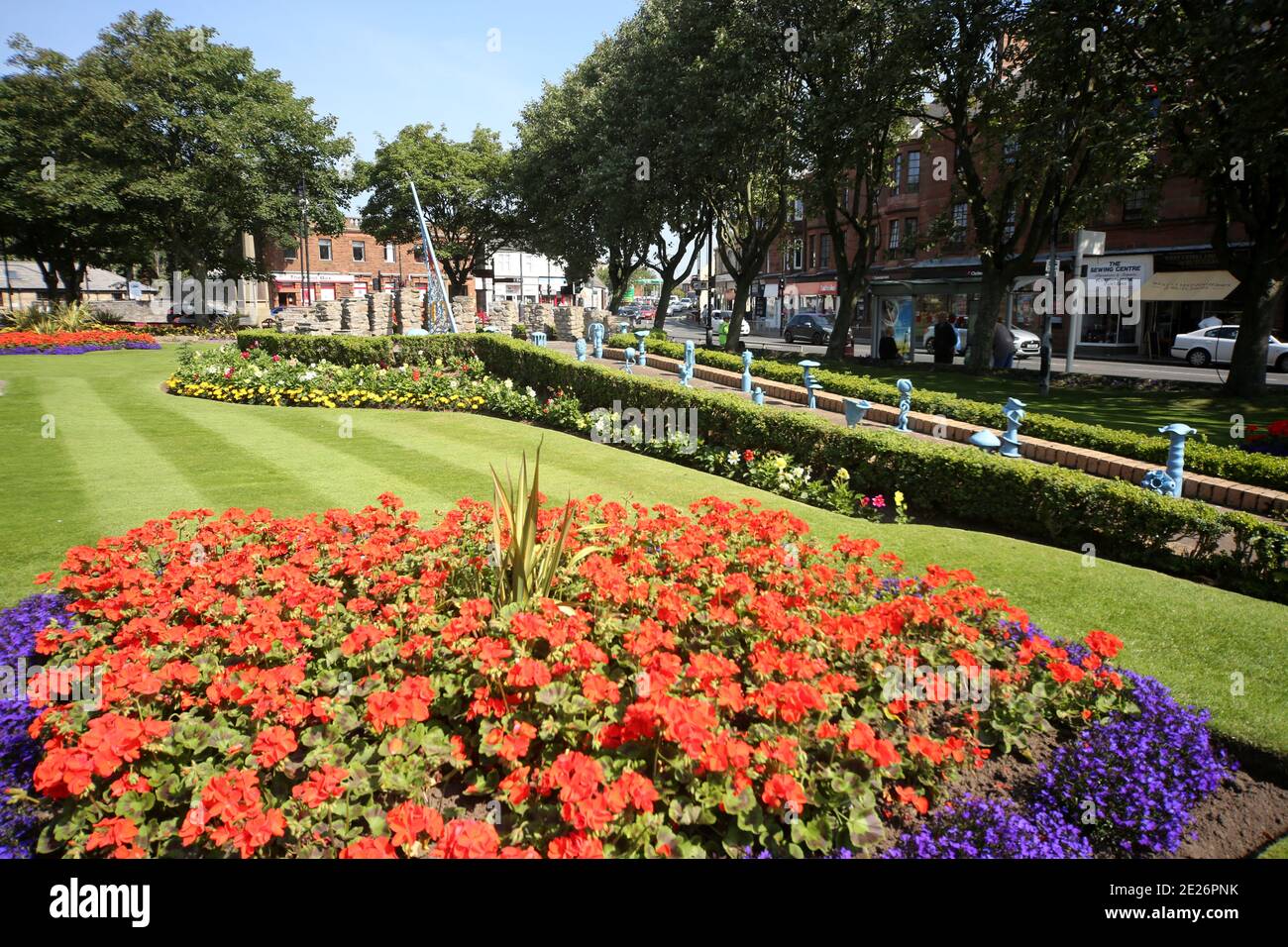 Prestwick Cross, Prestwick , Ayrshire, Scozia. REGNO UNITO. L'insolita meridiana mostra dalle 4:00 alle 20:00 in orario. I segnaora sono su colonne costruite in pietra con motivi che denotano gli interessi locali. Grande gnomone trafitto con elaborati simboli di sole, luna, stelle e zodiaco. La piastra è di concre &tegole, facendo una mappa approssimativa del Firth di Clyde, con l'Isola di Arran, e alcune strade sulla terraferma. La meridiana è stata concepita e progettata da studenti d'Arte della Prestwick Academy con l'assistenza di membri del Dipartimento d'Arte, che hanno lavorato in collaborazione con l'artista Elspeh Bennie di Balfron. Foto Stock