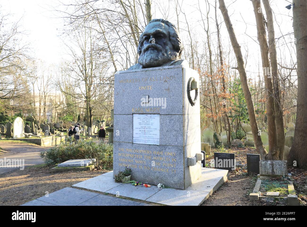 Il monumento a Karl Marx, il filosofo tedesco, nel cimitero di Highgate East al sole invernale, a nord di Londra, Regno Unito Foto Stock