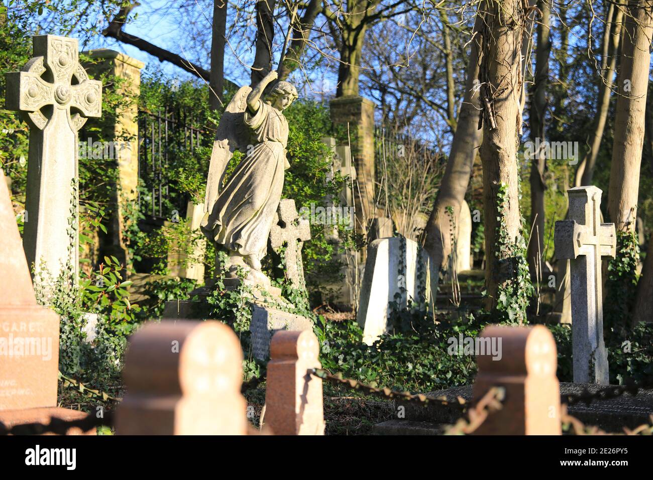I memoriali di Highgate Cemetery East al sole invernale, a nord di Londra, Regno Unito Foto Stock