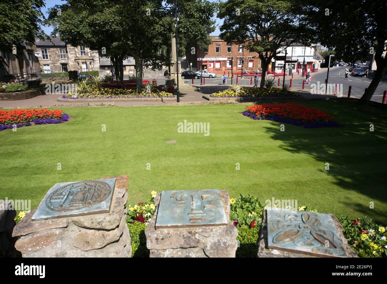 Prestwick Cross, Prestwick , Ayrshire, Scozia. REGNO UNITO. L'insolita meridiana mostra dalle 4:00 alle 20:00 in orario. I segnaora sono su colonne costruite in pietra con motivi che denotano gli interessi locali. Grande gnomone trafitto con elaborati simboli di sole, luna, stelle e zodiaco. La piastra è di concre &tegole, facendo una mappa approssimativa del Firth di Clyde, con l'Isola di Arran, e alcune strade sulla terraferma. La meridiana è stata concepita e progettata da studenti d'Arte della Prestwick Academy con l'assistenza di membri del Dipartimento d'Arte, che hanno lavorato in collaborazione con l'artista Elspeh Bennie di Balfron. Foto Stock