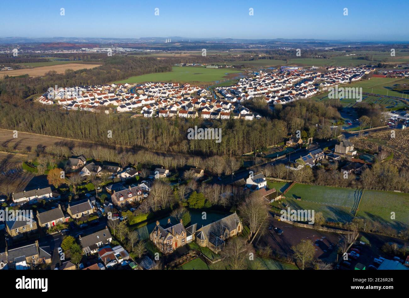 Vista aerea dello sviluppo di alloggi in Calderwood alla periferia di East Calder, West Lothian. Foto Stock