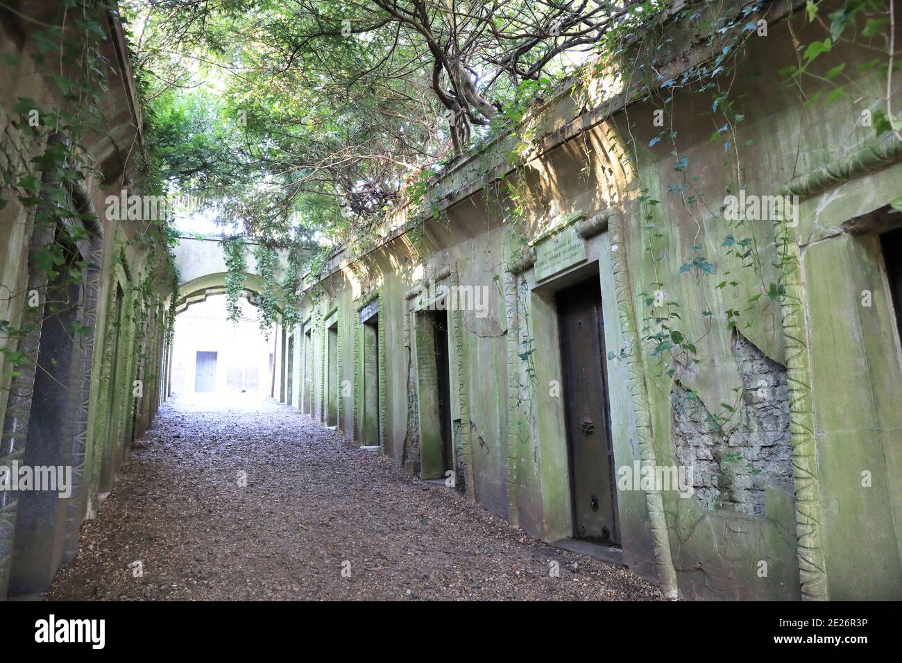 Le volte private su Egyptian Avenue, che conduce fino al Circolo del Libano, nel suggestivo Highgate Cemetery West, nel nord di Londra, Regno Unito Foto Stock