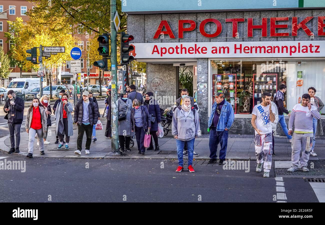 22.10.2020. Straßenszene in Zeiten von Corona. Hotspot Neukölln. Hermannplatz, Neukölln, Berlino, Germania - Nessuna versione del modello. Foto Stock