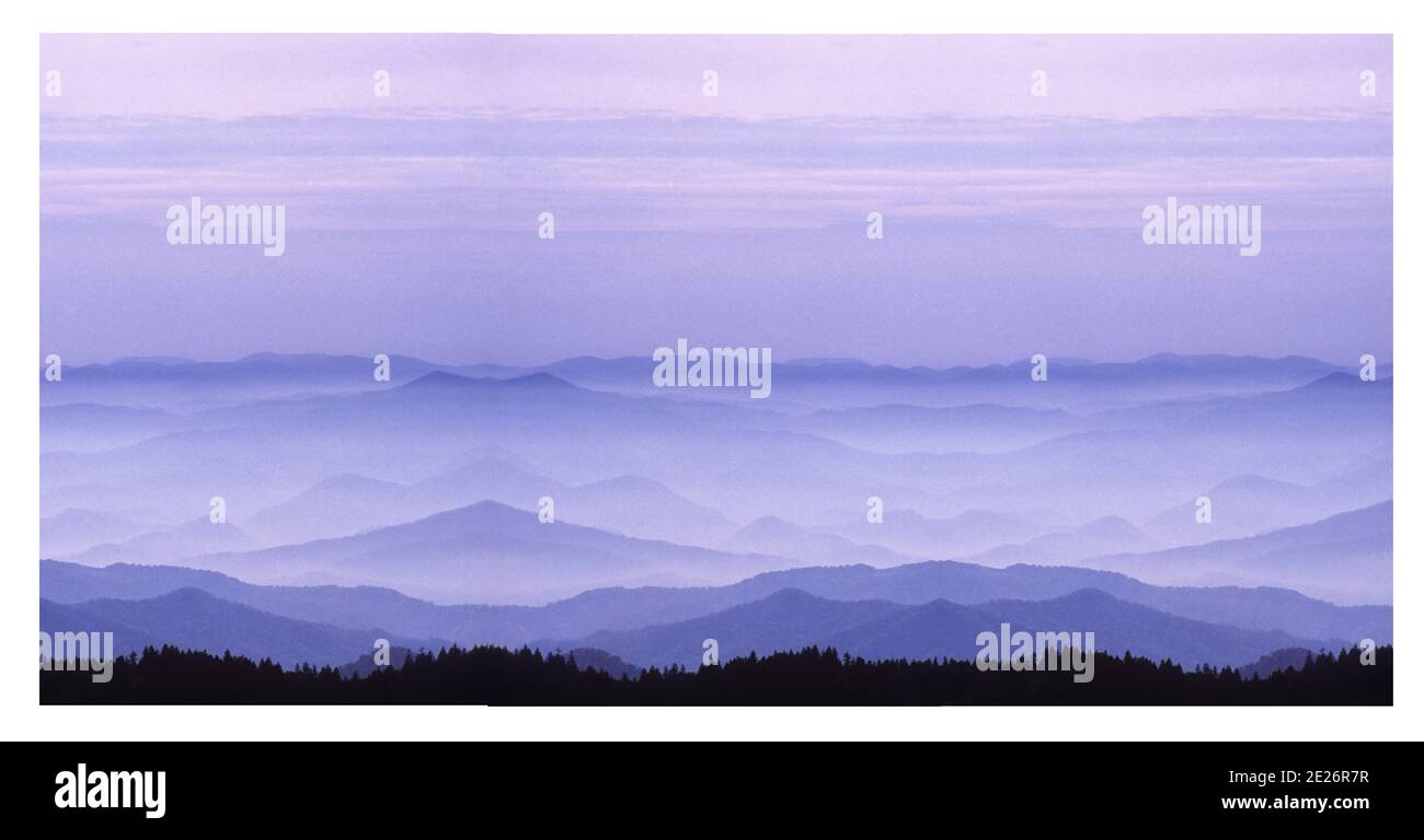 Lunga esposizione su film di grande formato, predawn, nel Blue Ridge Mountians del North Carolina. Nebbia e nebbia nelle valli, delineando le creste Foto Stock