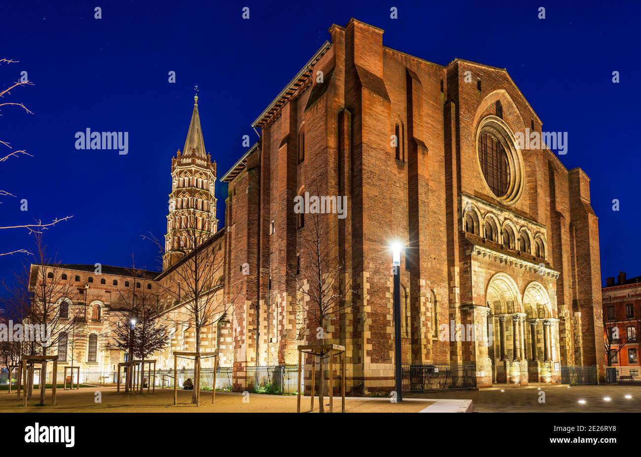 La Basilica di San Sernin illuminata di notte, a Tolosa in Occitanie, Francia Foto Stock