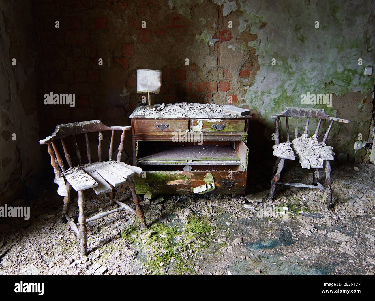 bellezza del decadimento - due sedie rotte e vecchio comò in una casa abbandonata, il tempo passa Foto Stock
