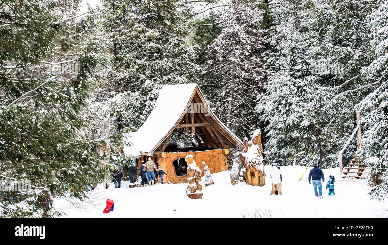 Montebello, Canada - 2 gennaio 2021: Casa di legno coperta di neve nel Parco Omega Foto Stock