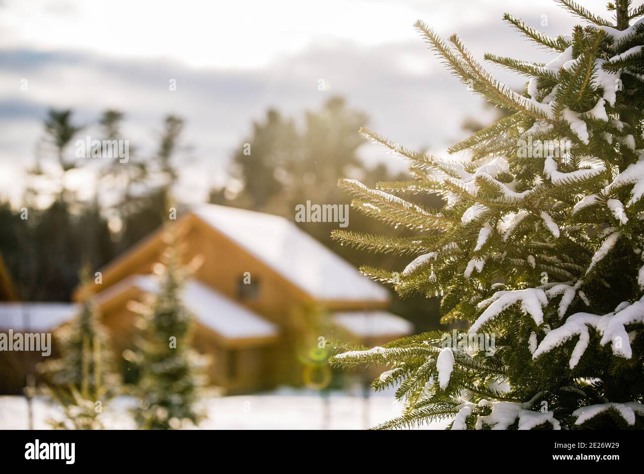 Montebello, Canada - 2 gennaio 2021: Casa di legno coperta di neve nel Parco Omega Foto Stock