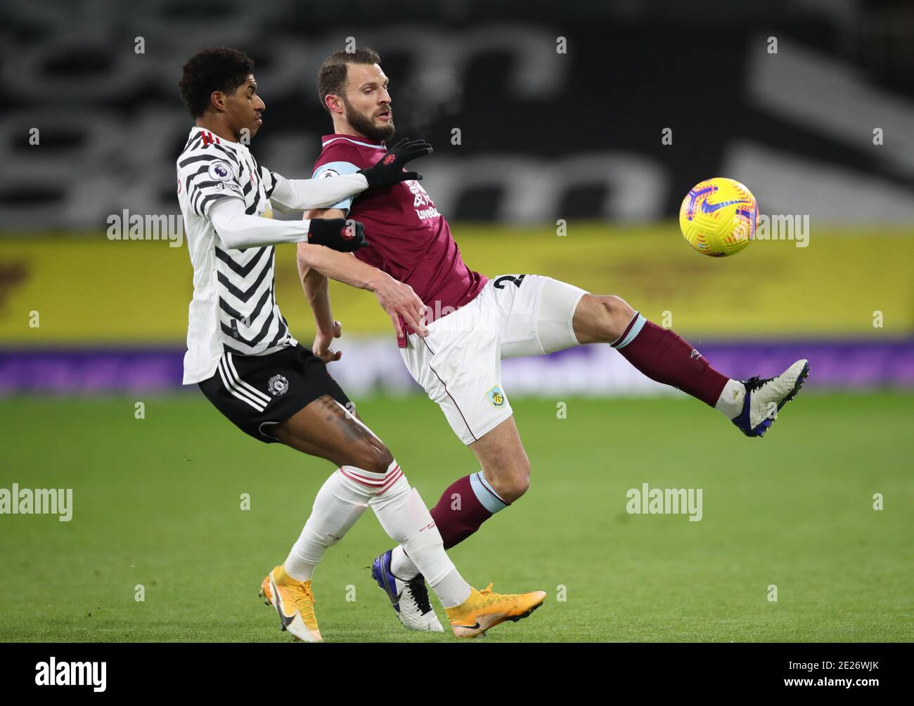 Marcus Rashford di Manchester United e Erik Pieters di Burnley (a destra) combattono per la palla durante la partita della Premier League a Turf Moor, Burnley. Foto Stock