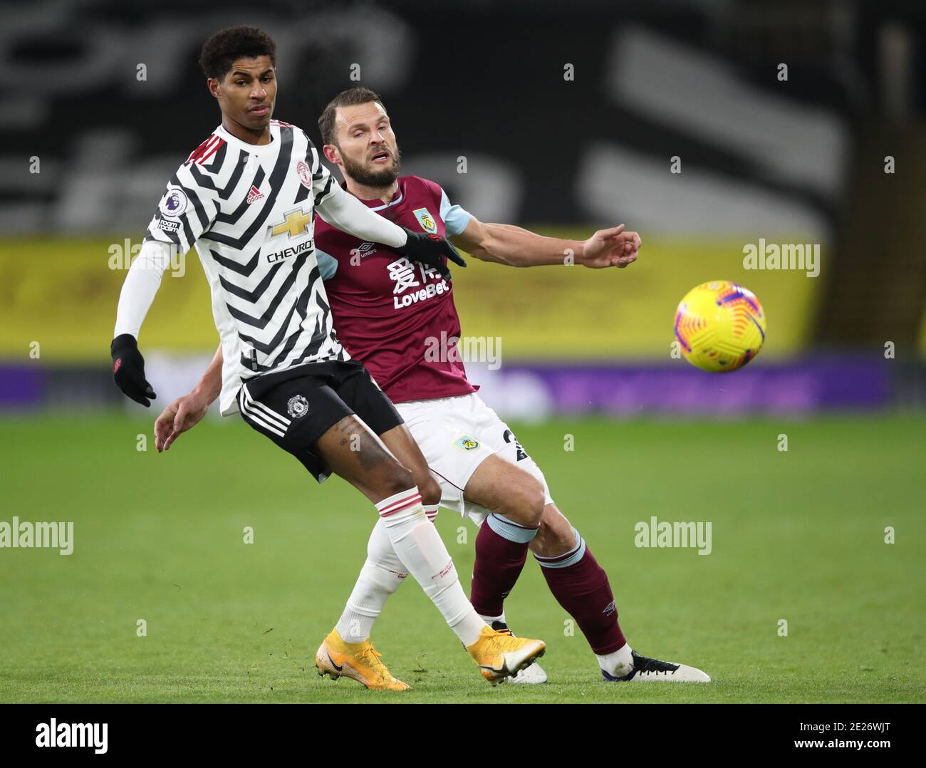 Marcus Rashford di Manchester United e Erik Pieters di Burnley (a destra) combattono per la palla durante la partita della Premier League a Turf Moor, Burnley. Foto Stock