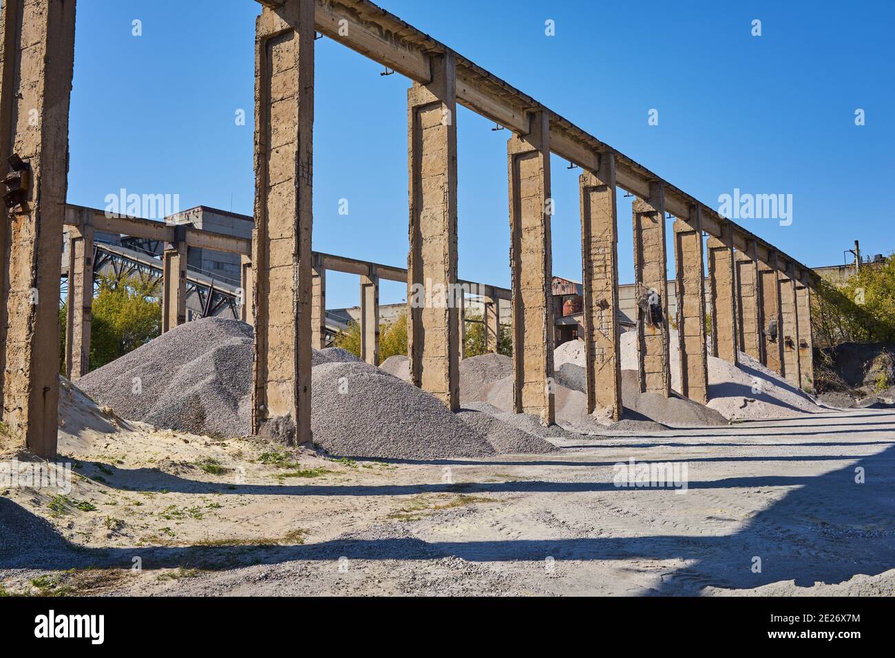 Magazzino di materiali sfusi per un impianto di produzione di strutture in cemento armato Foto Stock