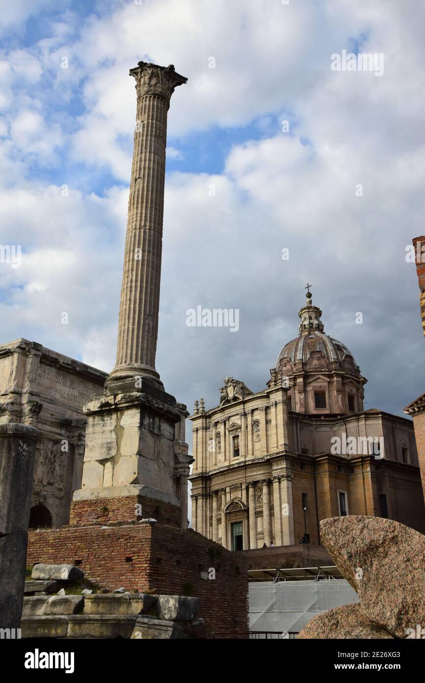 Arco di Settimio Severo, Chiesa di San Giuseppe dei Falegnami e colonna di Phoca - Foro Romano a Roma Foto Stock