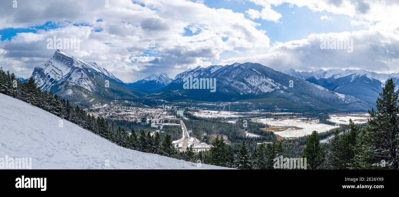 Vista panoramica sulla città di Banff nella stagione invernale innevata. Innevato Monte Rundle, Sulphur Mountain sullo sfondo. Vista dal Mount Norquay Banff View Point Foto Stock