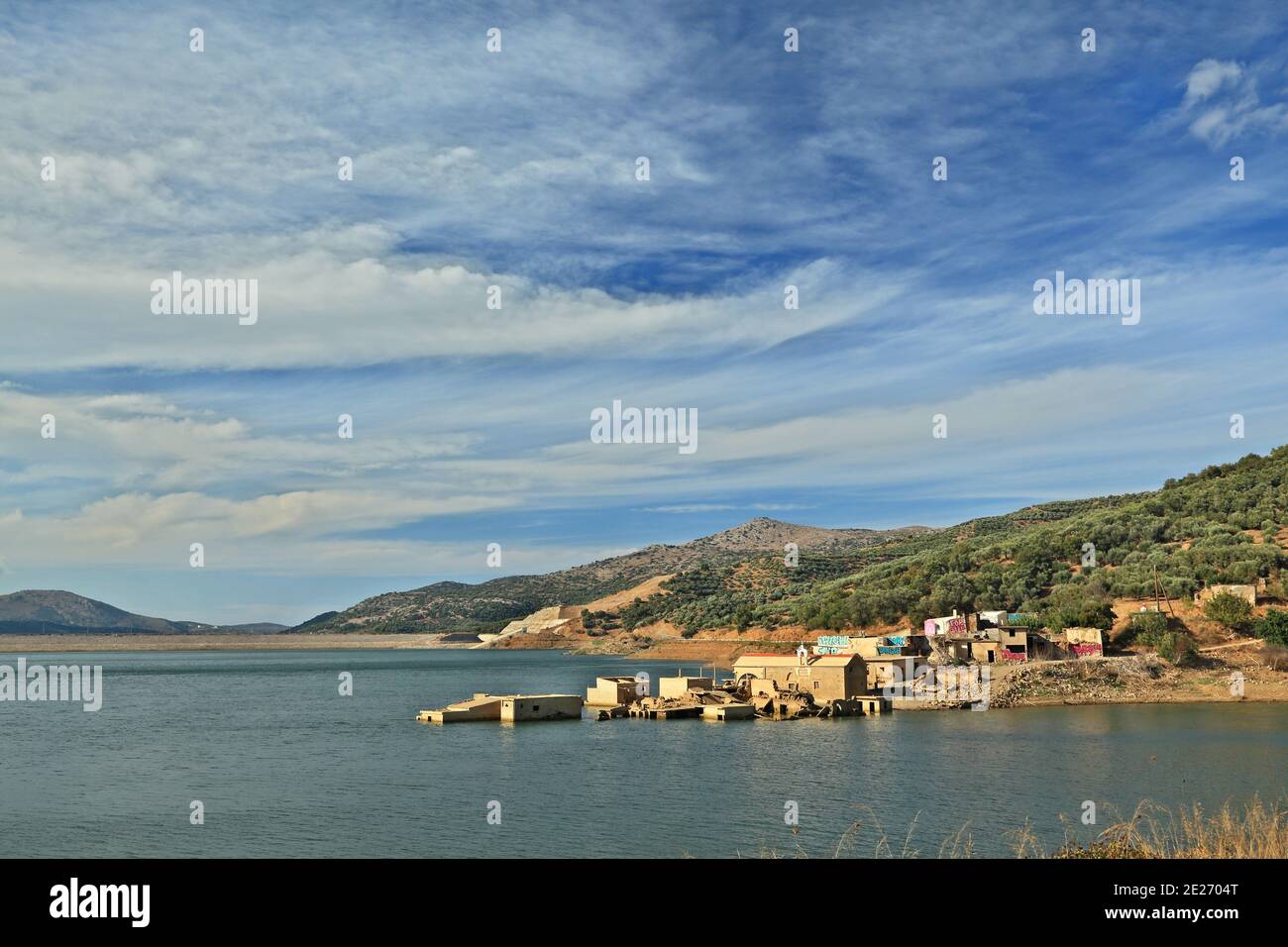 Al villaggio 'sommerso' di Sfendyli al lago artificiale di Apoloselemis, comune di Chersonissos, Heraklion, Creta, Grecia, Europa Foto Stock
