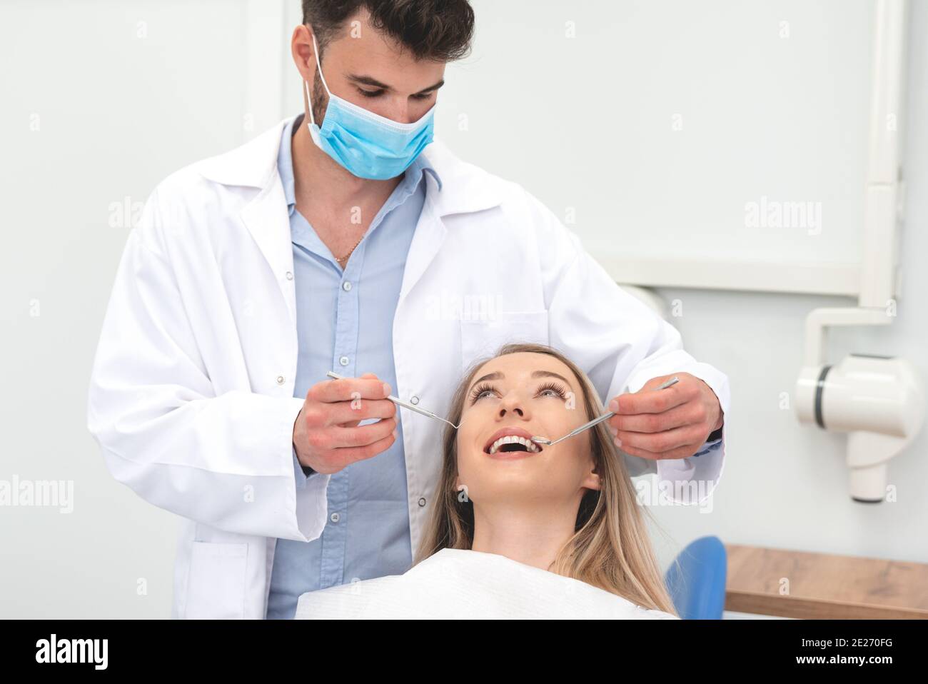 Donna in clinica stomatologica con dentista maschile. Denti sani, concetto di cura dentale. Foto Stock