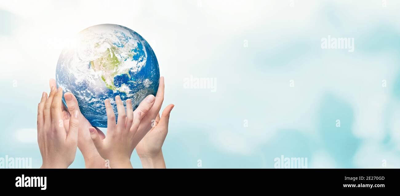 Terra in mani di famiglia. Concetto di giornata mondiale dell'ambiente. Elementi di questa immagine fornita dalla NASA Foto Stock