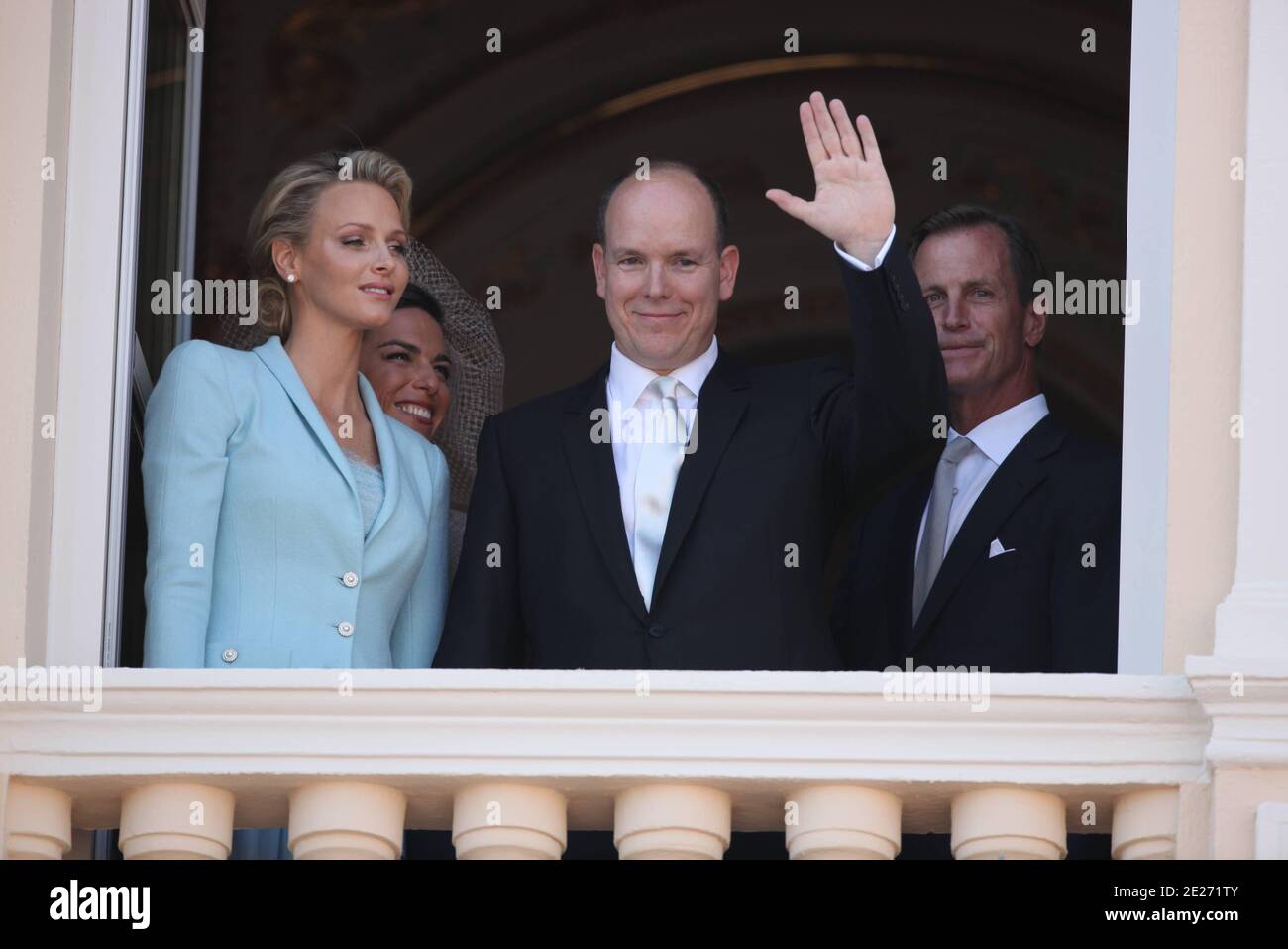 Il principe Alberto II di Monaco e sua moglie la principessa Charlene di Monaco appaiono sul balcone del Palazzo del Principe per salutare l'udienza dopo la cerimonia di matrimonio civile a Monaco il 1 luglio 2011. Foto di Frederic Nebinger/ABACAPRESS.COM Foto Stock