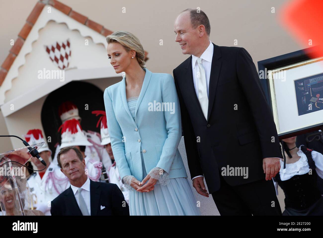 Il Principe Alberto II di Monaco e sua moglie, la Principessa Charlene di Monaco, fanno un'apparizione sulla piazza del Palazzo del Principe dopo la cerimonia di matrimonio civile, a Monaco il 1 luglio 2011. Foto di Frederic Nebinger/ABACAPRESS.COM Foto Stock