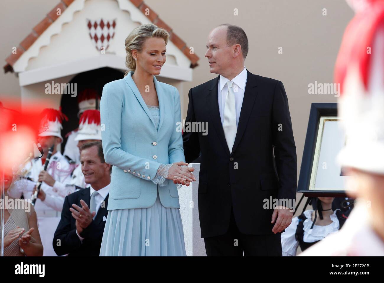 Il Principe Alberto II di Monaco e sua moglie, la Principessa Charlene di Monaco, fanno un'apparizione sulla piazza del Palazzo del Principe dopo la cerimonia di matrimonio civile, a Monaco il 1 luglio 2011. Foto di Frederic Nebinger/ABACAPRESS.COM Foto Stock