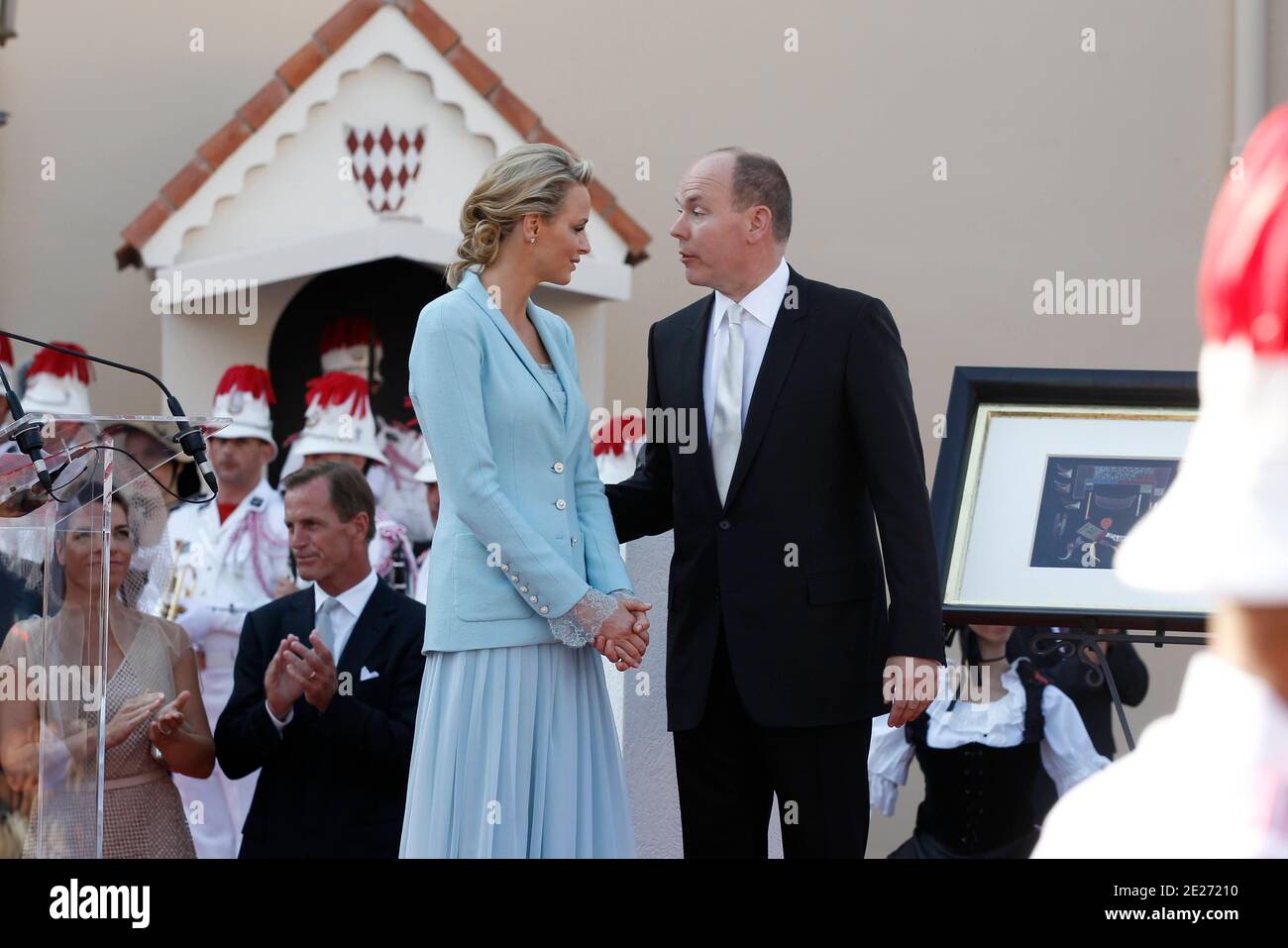 Il Principe Alberto II di Monaco e sua moglie, la Principessa Charlene di Monaco, fanno un'apparizione sulla piazza del Palazzo del Principe dopo la cerimonia di matrimonio civile, a Monaco il 1 luglio 2011. Foto di Frederic Nebinger/ABACAPRESS.COM Foto Stock