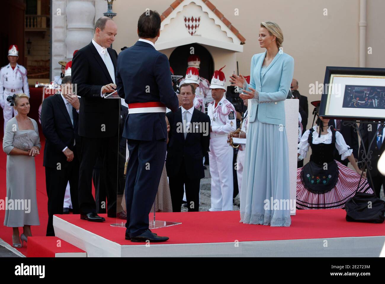 Il Principe Alberto II di Monaco e sua moglie, la Principessa Charlene di Monaco, fanno un'apparizione sulla piazza del Palazzo del Principe dopo la cerimonia di matrimonio civile, a Monaco il 1 luglio 2011. Foto di Frederic Nebinger/ABACAPRESS.COM Foto Stock