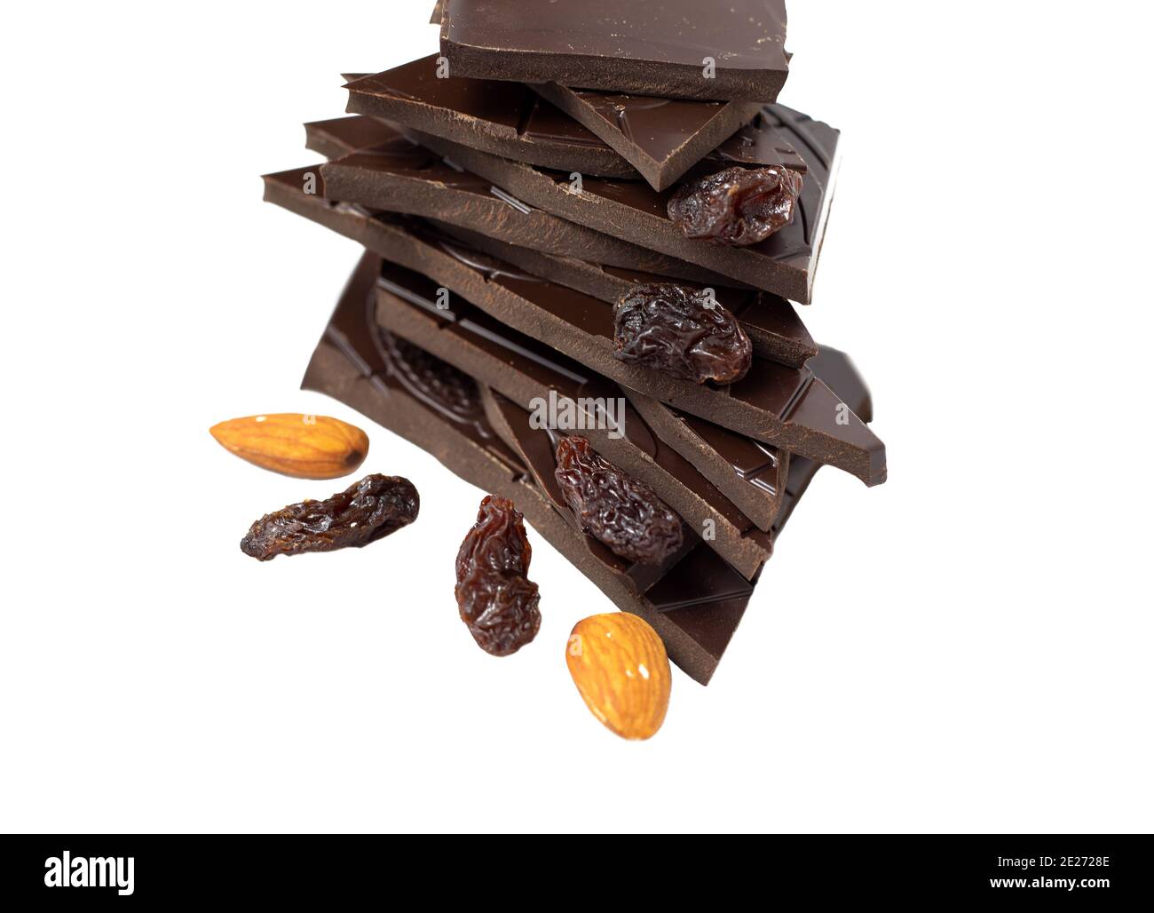 Pezzi da closeup di cioccolato fondente, mandorle e uvetta su sfondo bianco Foto Stock