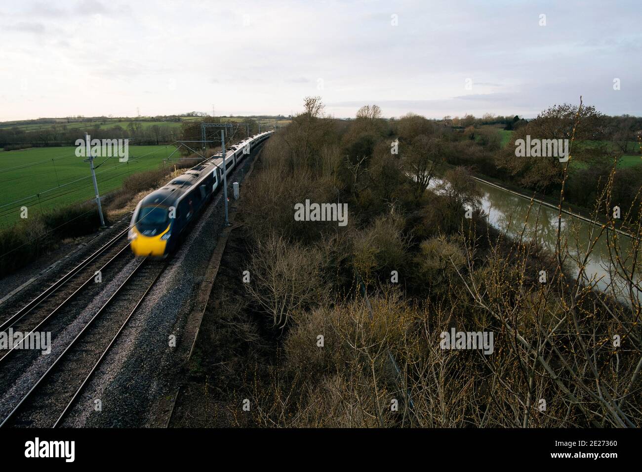 Un treno Avanti West Coast su una linea ferroviaria vicino adiacente al Canal Grand Union a Bugbrooke, Northamptonshire Foto Stock