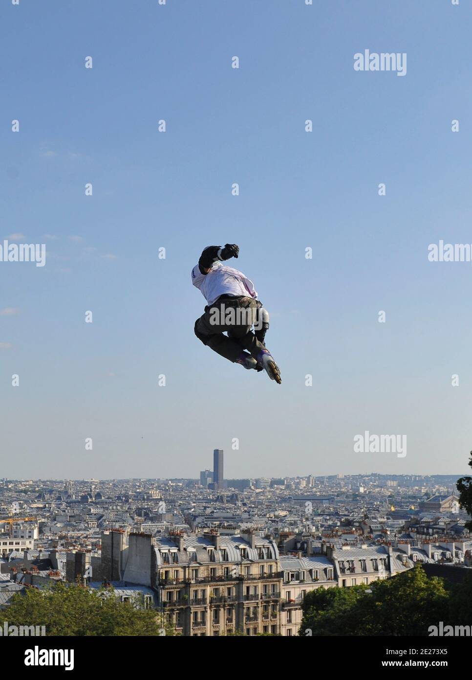 Il campione del mondo a rulli Taig Khris rompe il record mondiale del salto di lunga durata dalla cima della Butte Montmartre di Parigi a Parigi, in Francia Sabato 2 Luglio 2011, lo sportivo si scaglia dal Sacro cuore di Montmartre e distrugge il record mondiale del salto di lunga durata in Roller (29m). Foto di ABACAPRESS.COM Foto Stock