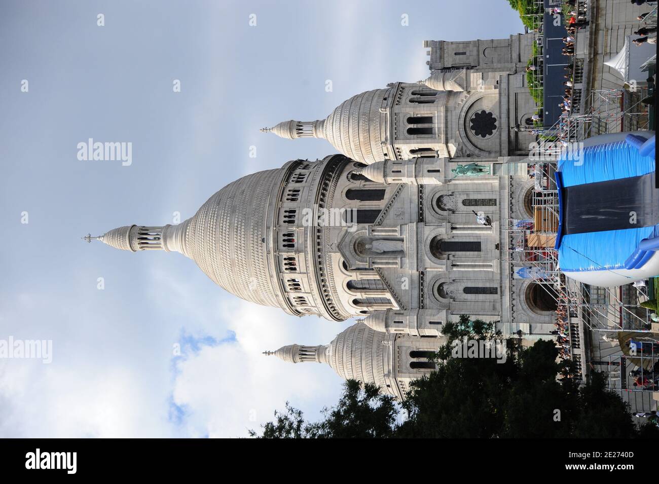 Il campione del mondo a rulli Taig Khris rompe il record mondiale del salto di lunga durata dalla cima della Butte Montmartre di Parigi a Parigi, in Francia Sabato 2 Luglio 2011, lo sportivo si scaglia dal Sacro cuore di Montmartre e distrugge il record mondiale del salto di lunga durata in Roller (29m). Foto di ABACAPRESS.COM Foto Stock