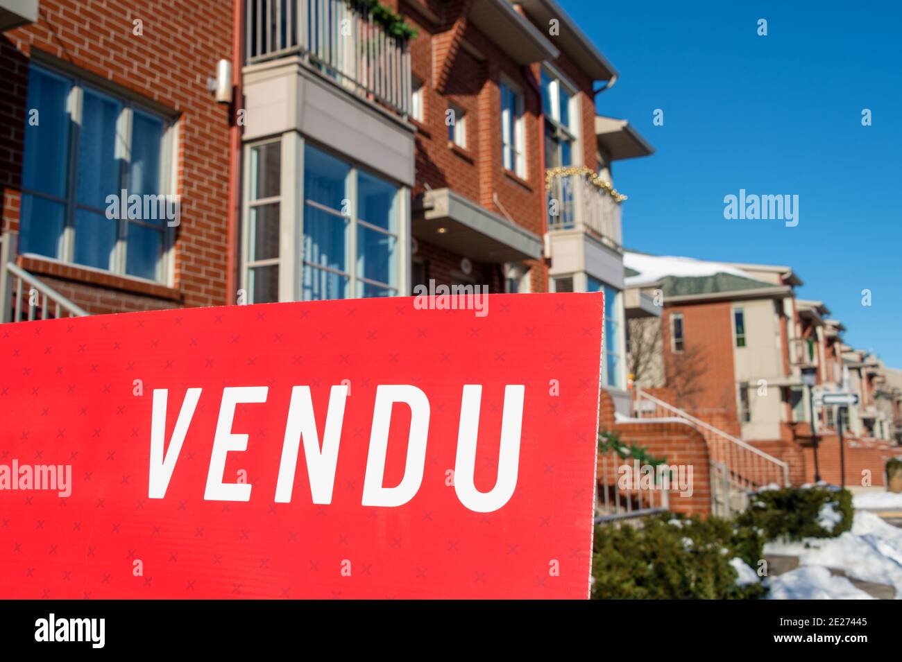 Cartello Vedu affisso di fronte alle case. Vendu significa venduto in francese. Foto Stock