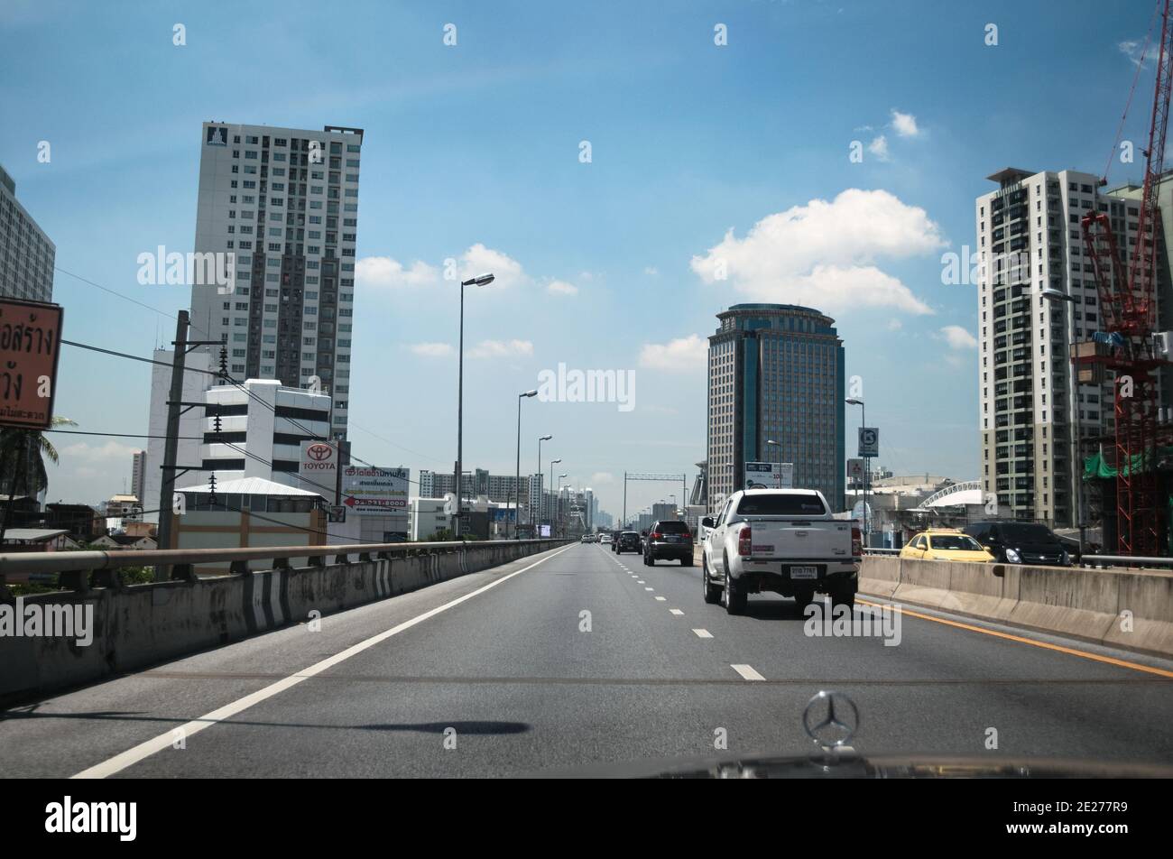 Bangkok, Thailandia - Giugno, 2015: La strada del cavalcavia della città di Bangkok e la vista dei moderni grattacieli uffici edifici Foto Stock