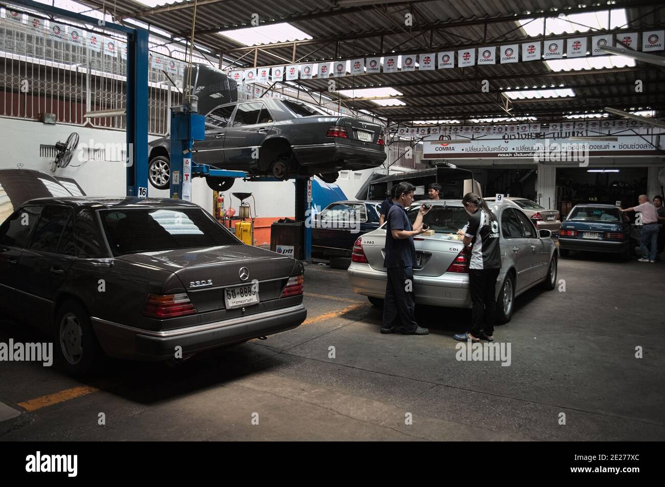 Bangkok, Thailandia - Giugno, 2015: Centro di riparazione auto a Bangkok. Veicoli Mercedes in manutenzione. Foto Stock