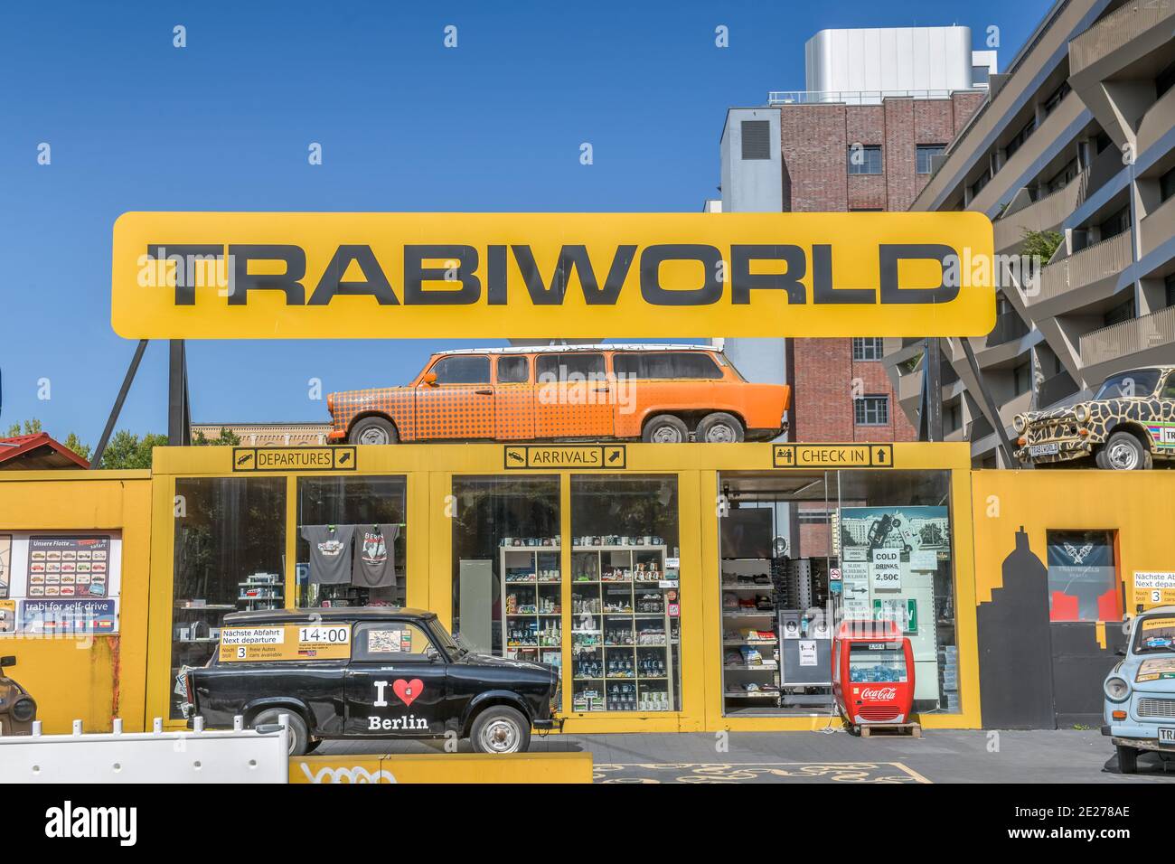 Trabi Mondo, Zimmerstrasse, nel quartiere Mitte di Berlino, Deutschland Foto Stock