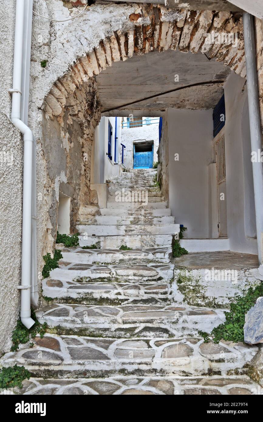 Vicolo tradizionale nel villaggio di Apiranthos, un bellissimo villaggio di montagna sull'isola di Naxos, le isole delle Cicladi, la Grecia, l'Europa. Foto Stock