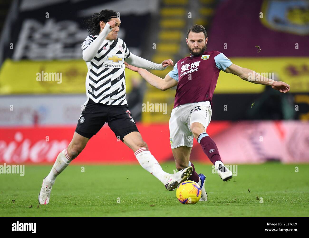 Edinson Cavani di Manchester United e Erik Pieters di Burnley (a destra) combattono per la palla durante la partita della Premier League a Turf Moor, Burnley. Foto Stock