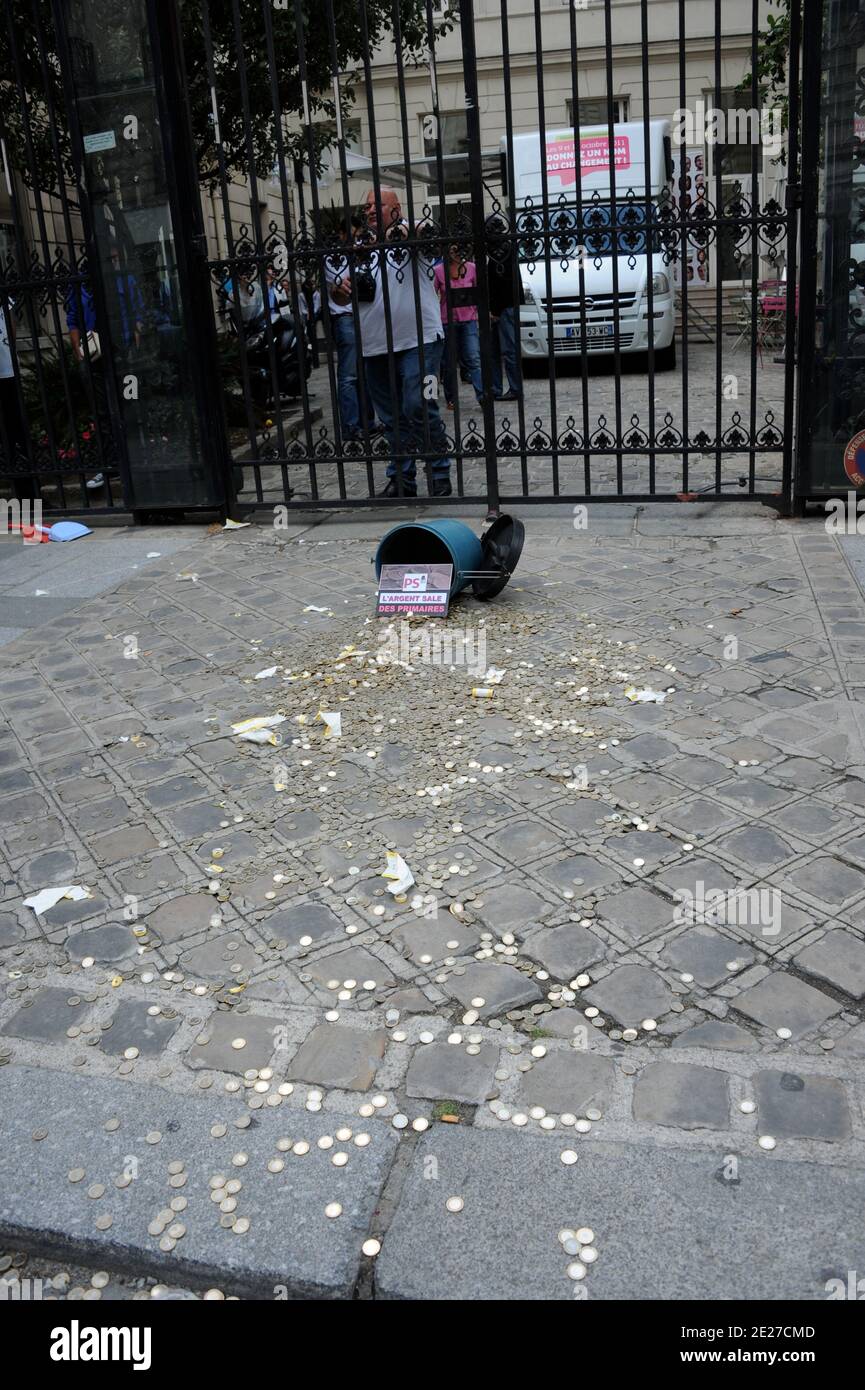 Pieces de 1 euro deversees par l'homme d'affaires Rachid Nekkaz qui a deverse 10000 pieces d'un euro devant le siege du parti socialiste (PS), 10 rue de Solferino a Paris, France le 13 Juillet 2011. Rachid Nekkaz, qui voulait se presenter aux elections primires du PS, veut denoncer la cotisation d'un euro exigee par le parti pour participper au vote de la primaire socialiste. Foto ABACAPRESS.COM Foto Stock