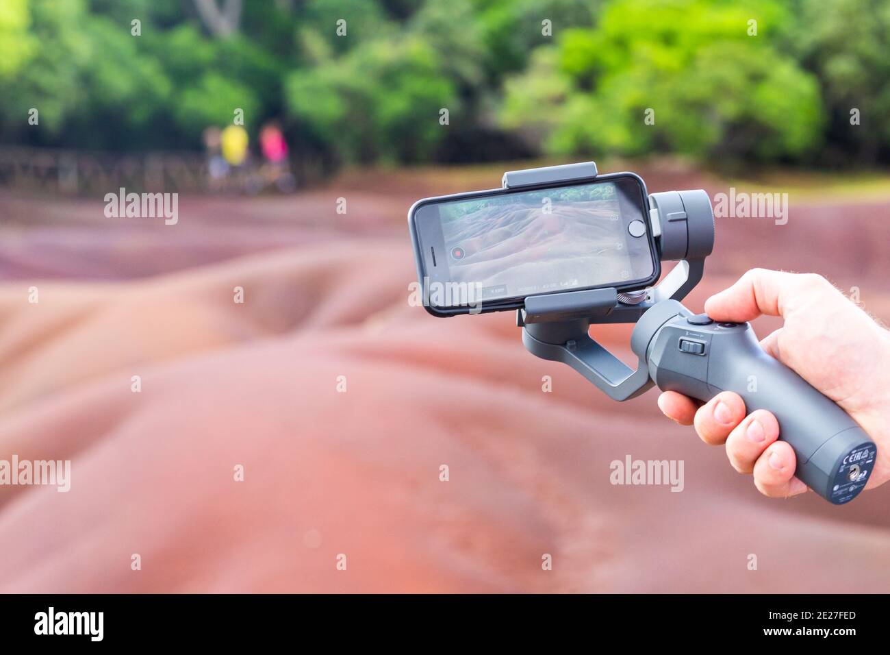 Mauritius, Africa - Jan 2021: Un uomo non identificato che tiene gimbal uno stabilizzatore di macchina fotografica . Uomo che tiene stabilizzatore gimbal all'aperto. Operatore cardanico con Foto Stock