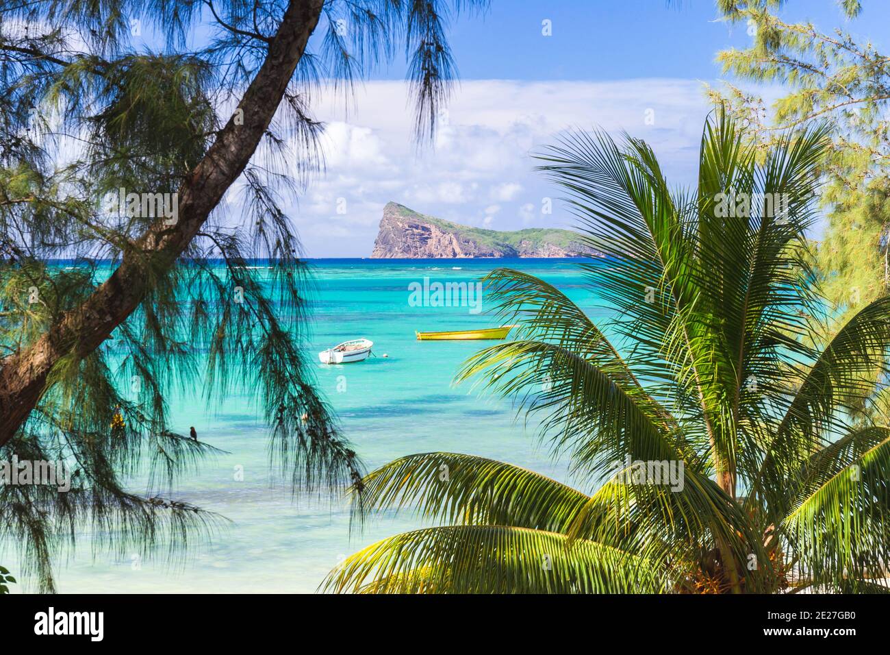 Bella spiaggia tropicale e mare con palme da cocco su Cielo blu nell'isola di Maurtius - potenzia l'elaborazione del colore Foto Stock