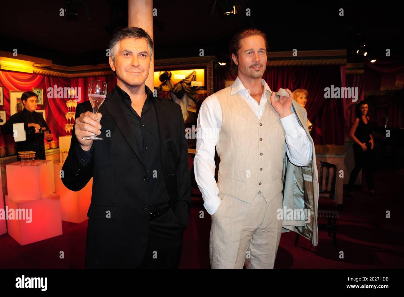 George Clooney e le cere di Brad Pitt sono esposte al musée Grevin di Parigi, Francia, il 26 luglio 2011. Foto di Nicolas Briquet/ABACAPRESS.COM Foto Stock