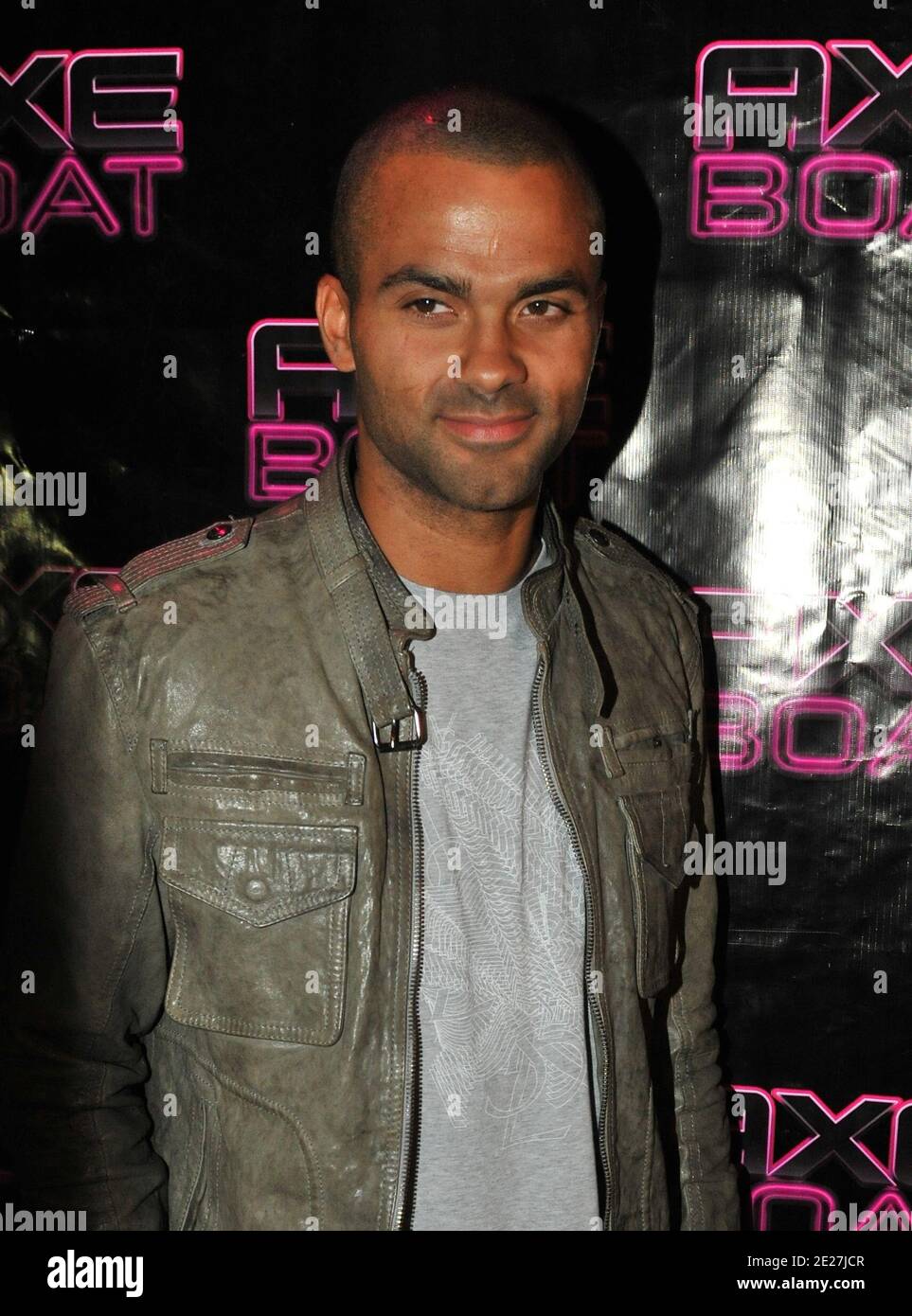 Il giocatore di San Antonio Spurs Tony Parker si pone durante la prima festa di Ax Boat del Ax Boat 2011 Tour, nel porto di Saint-Tropez, Francia meridionale, il 1 agosto 2011. Foto di ABACAPRESS.COM Foto Stock