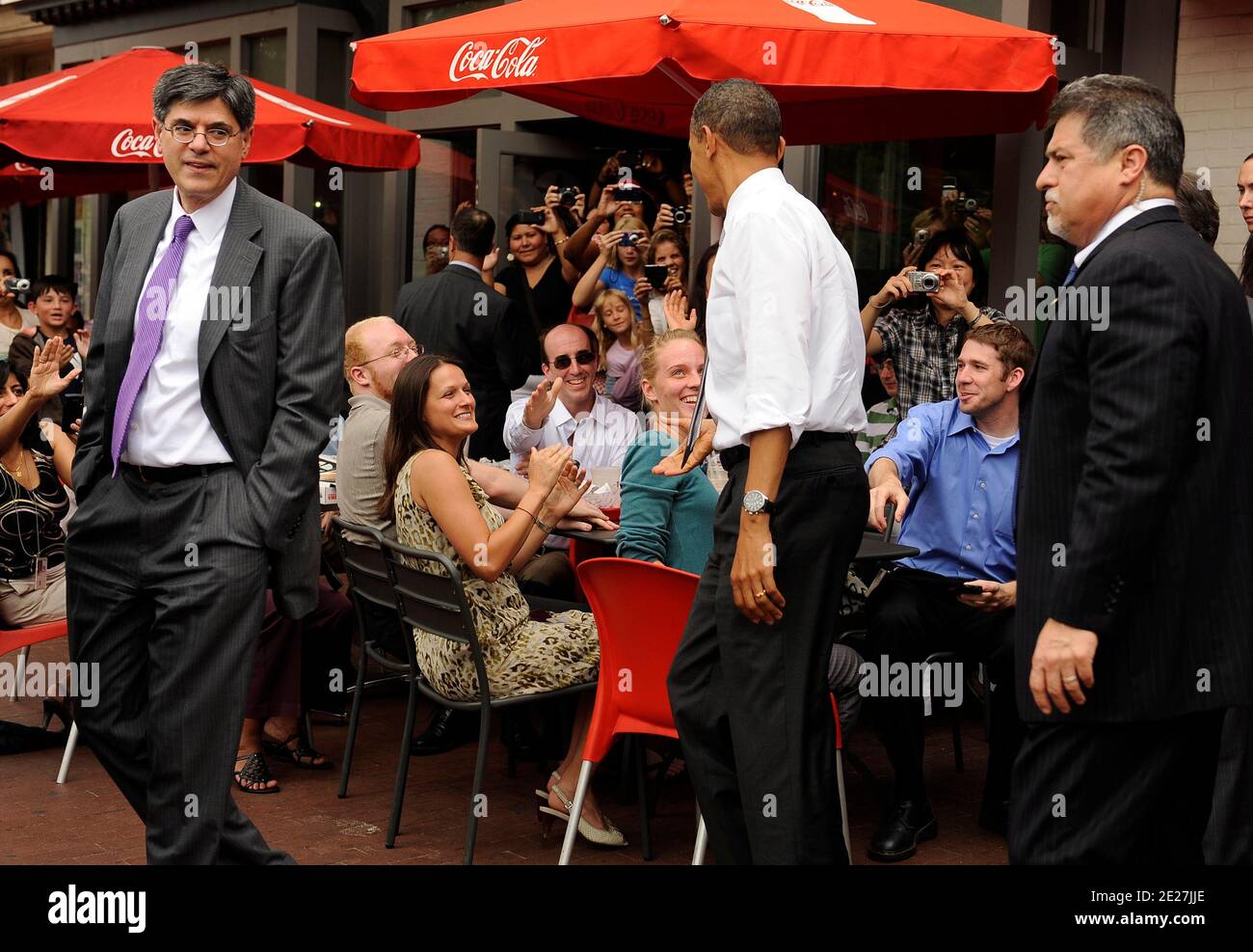 Il presidente degli Stati Uniti Barack Obama saluta le persone sulla strada mentre parte dopo aver mangiato il pranzo al Good Stuff Eatery nel quartiere Capitol Hill di Washington, DC., il 03 agosto 2011. Sulla sinistra si trova il regista OMB Jack Lew. Foto di Roger L. Wollenberg/Pool/ABACAPRESS.COM Foto Stock