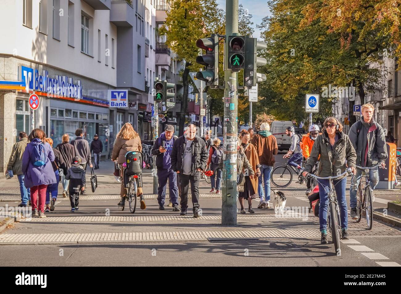 22.10.2020. Straßenszene in Zeiten von Corona. Hotspot Neukölln. Hermannplatz, Neukölln, Berlino, Germania - Nessuna versione del modello. Foto Stock