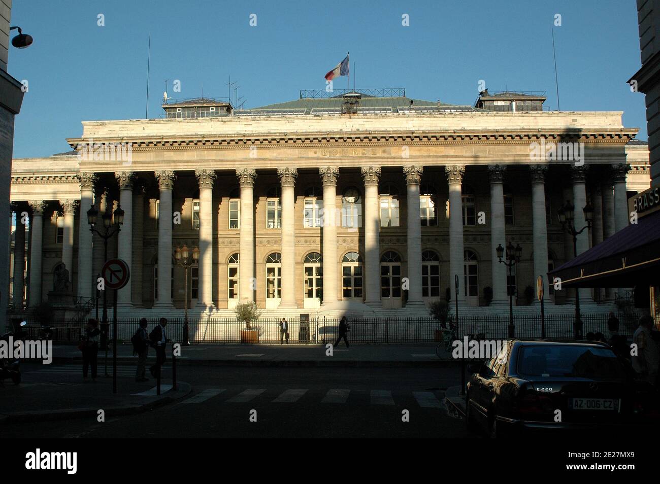 Una vista del Palais Brongniart, la storica sede centrale della Borsa di  Parigi in Place de la Bourse a Parigi, Francia, il 10 agosto 2011. La Borsa  di Parigi è ora nota