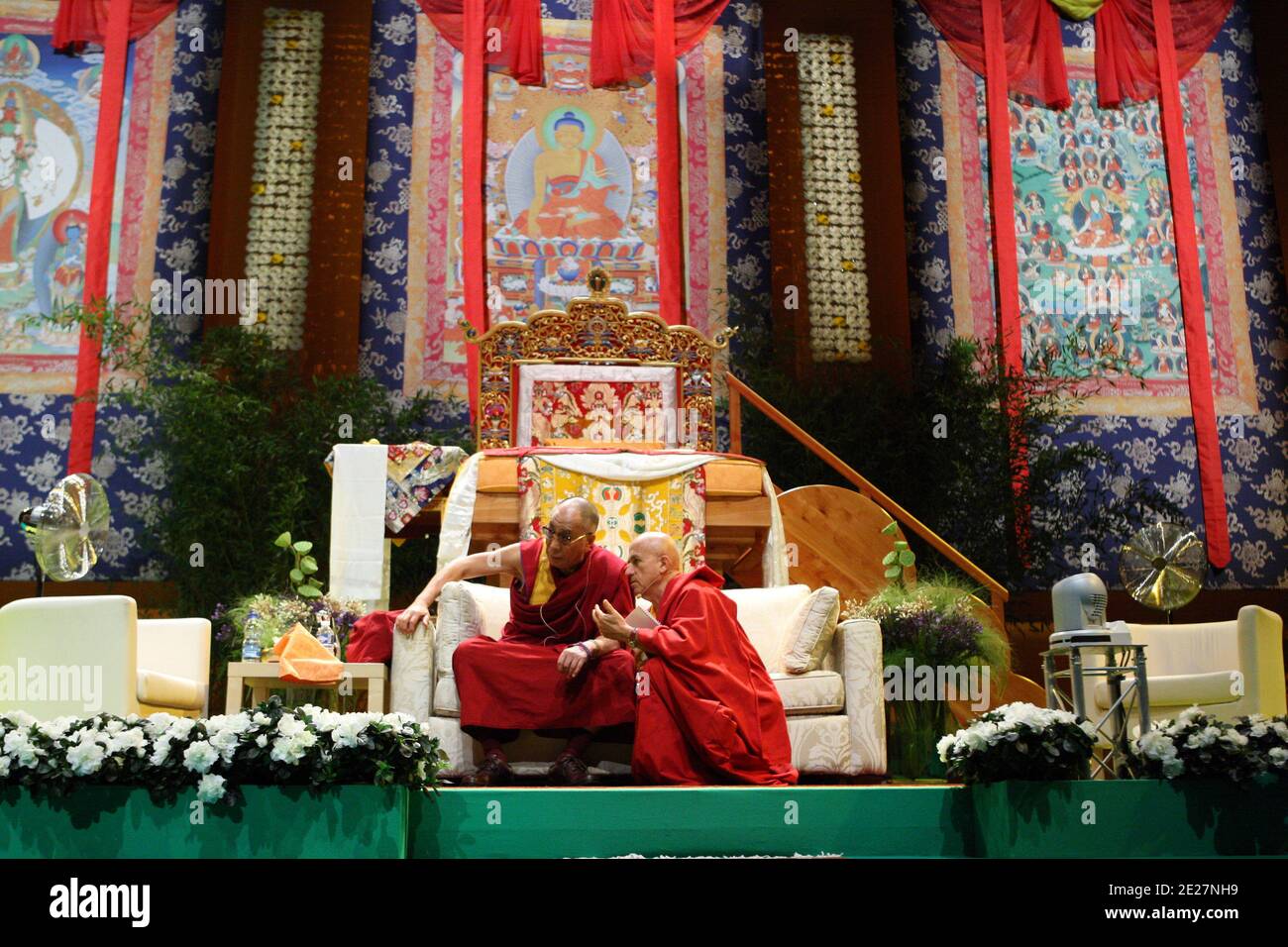 Leader spirituale tibetano il Dalai lama durante una conferenza allo Zenith di Tolosa, nella Francia sudoccidentale, lunedì 15 agosto 2011. Alla conferenza buddista di due giorni del Dalai lama sullo 'Step of Meditation' e l''Arte della felicità' hanno partecipato più di 7,000 seguaci francesi e stranieri.Foto di Manuel Blondau/ABACAPRESS.COM Foto Stock